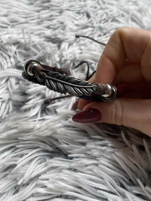 Bransoletka regulowana ze sztucznej skóry z piórkiem