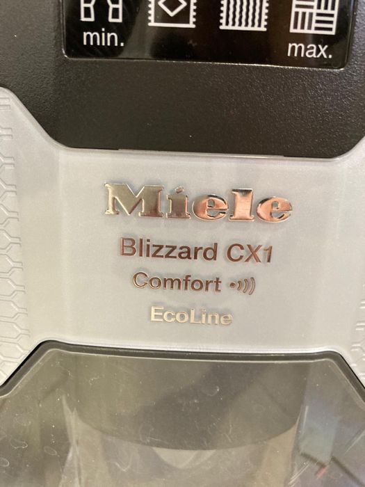 Odkurzacz Miele Blizard CX1 sterowie w rękijesci