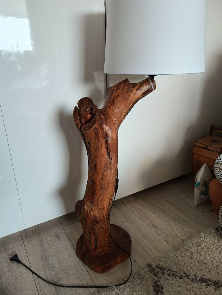 Lampa stojąca oryginalna z konaru drewna.