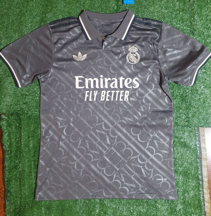 Camisola de Álvaro Carreras inspirada na do real madrid