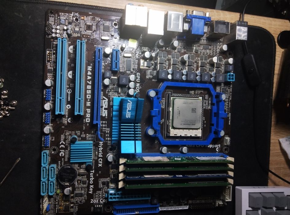 продается комплект процессор , кулер , озу  , материнская плата