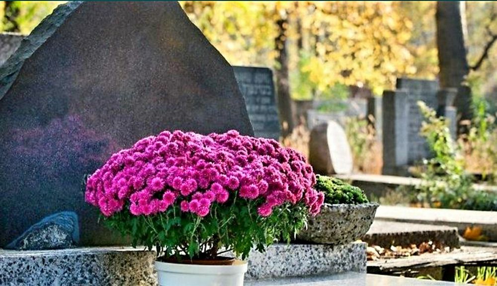 Догляд за похованнями. Прибірання, уборка могил, поховань
