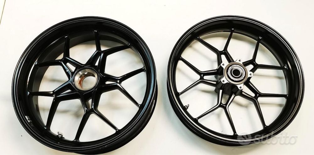 Felgi (przód, tył) Mv Agusta 800/675 brutale/dragster/rivale/f3