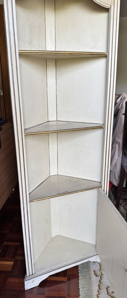 Armário de canto, pintado a bege com detalhes dourados