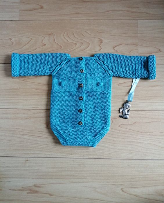 Fofo em algodão ou lã, feito à mão em tricot.  Tamanho de 0 a 6 meses.