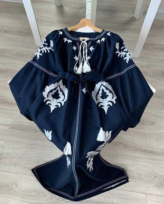 Бавовняна сукня з вишивкою, об’ємний рукавчик