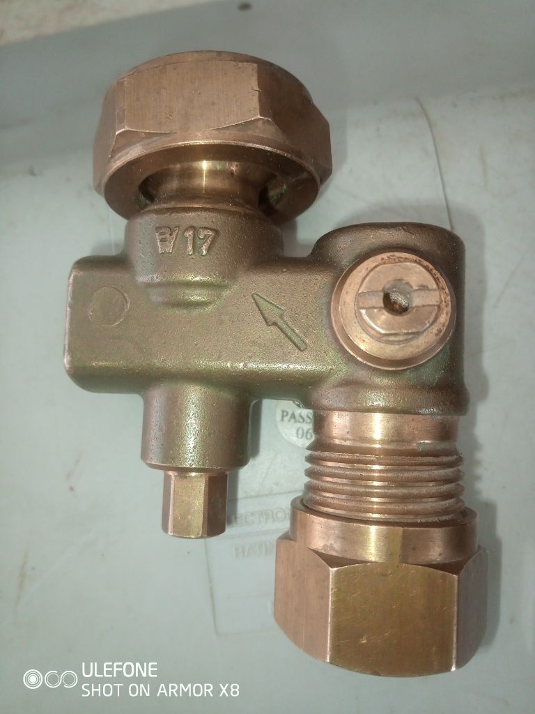 Вентиль підключення холодної води на газовий навісний котел Vaillant