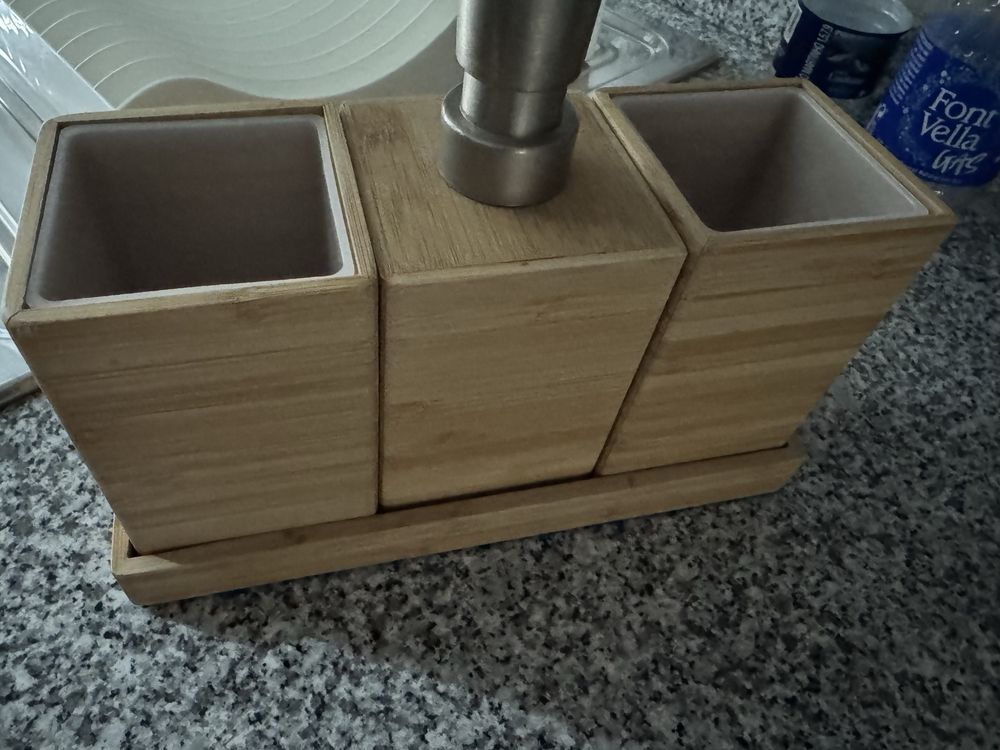 Utensilios de cozinha ou casa de banho em bambu