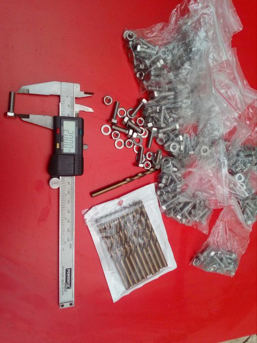 10 brocas 6mm, 100 parafusos 6mm com porcas e anilhas