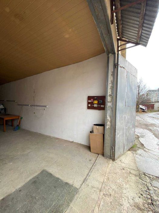 Великий гараж біля Метро — заїзд для бусів