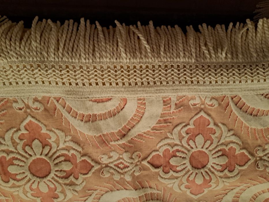 Colcha de cama, em tom rosa