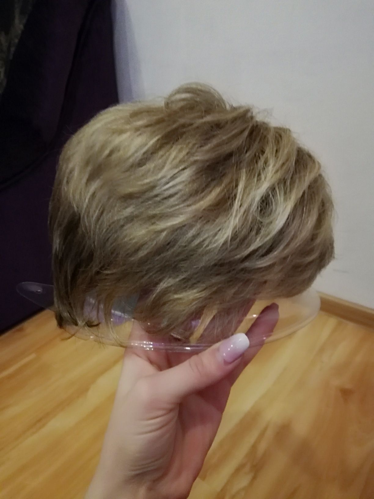 Peruka krótkie blond włosy modacrylic fiber