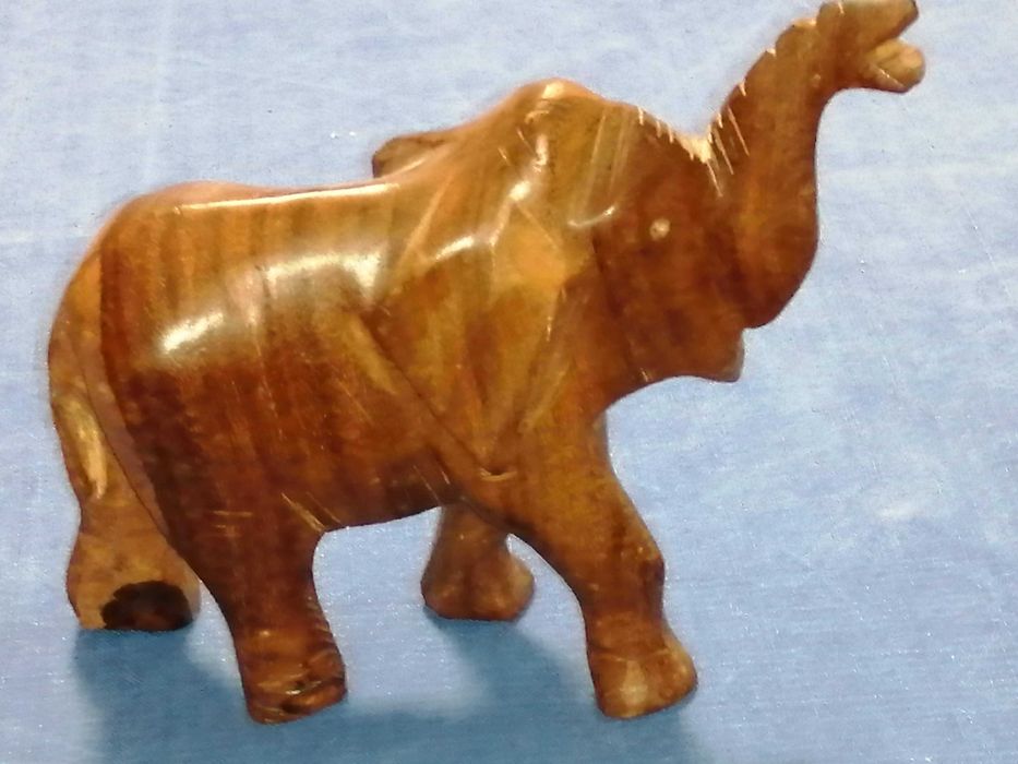 Conjunto de leopardo e elefante de artesanato africano em madeira.