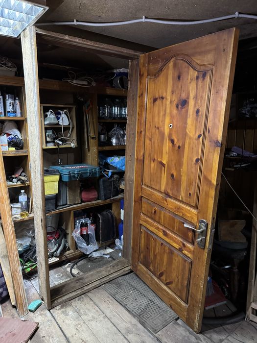 Вхідні деревяʼні двері з коробкою/дотягувачем