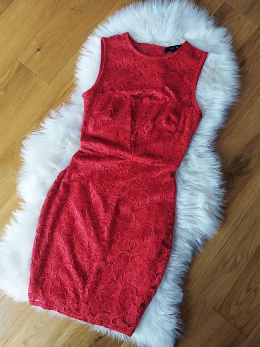 Koronkowa czerwona sukienka
