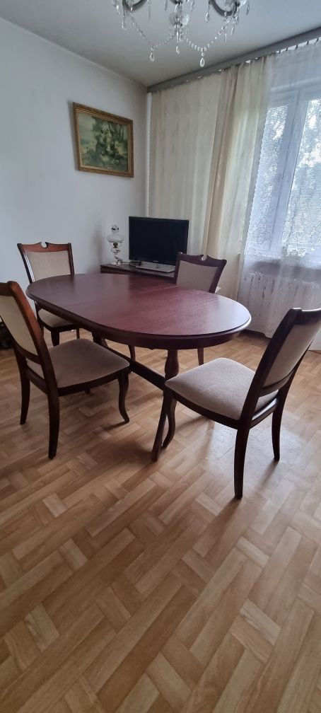 Zestaw salonowy: stół dębowy i krzesła