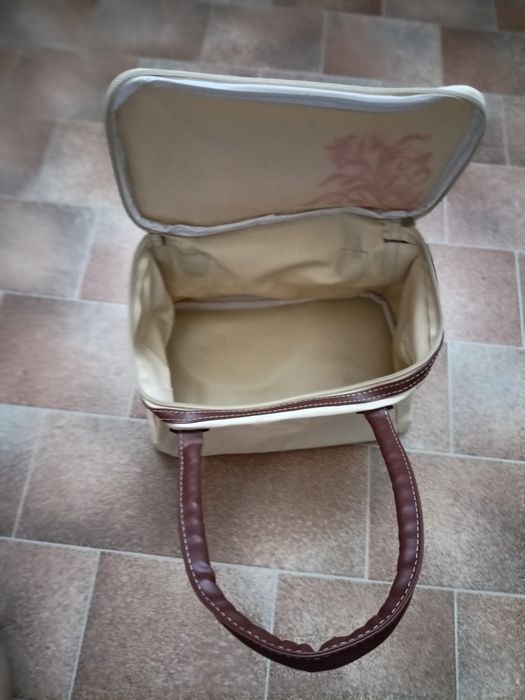 Kosmetyczka, kuferek beżowy
