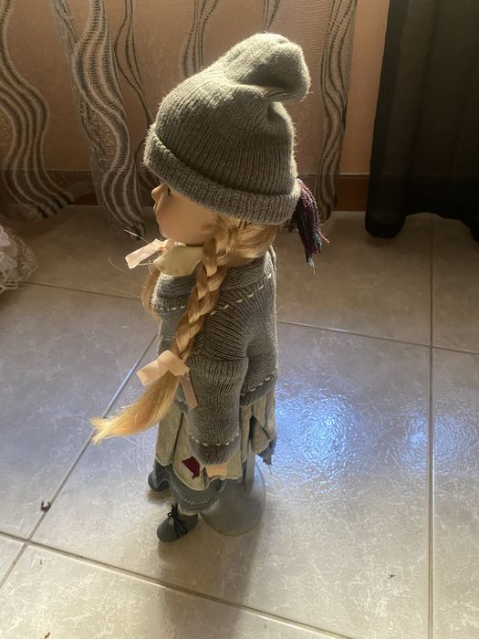 Boneca em porcelana .