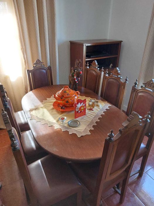 Mesa de sala de jantar e oito cadeiras em mogno maciço