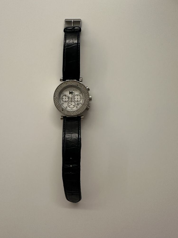 Relógio com pulseira preta