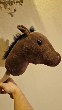 Mały hobby horse koń na patyku