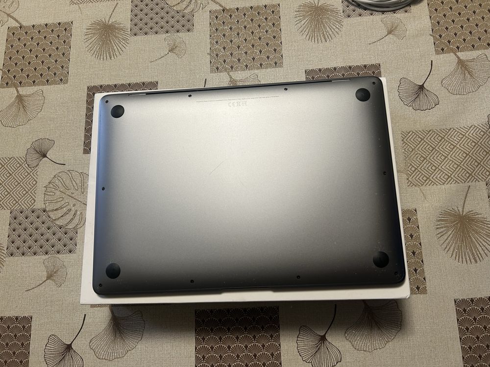 MacBook M1 8 gb.