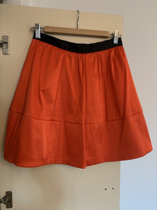 Koralowa spódnica H&M r. 36 – lekka, elegancka