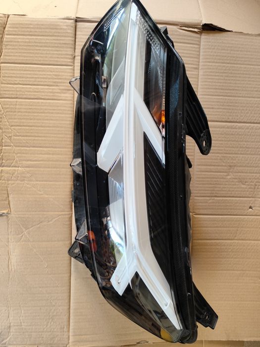 Farol esquerdo Dacia