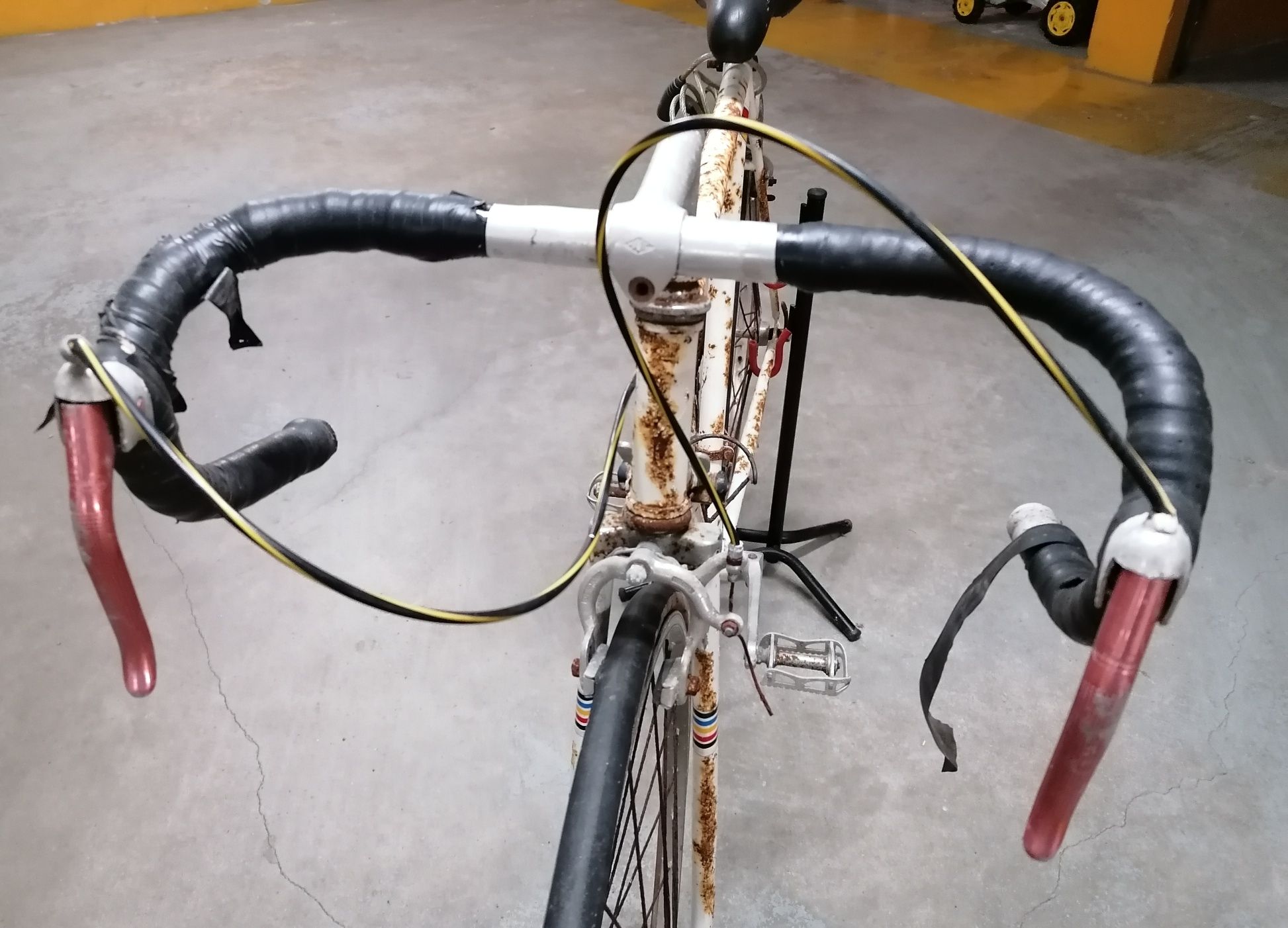 Bicicleta de estrada antiga R 28 para recuperar mais quadro e forqueta