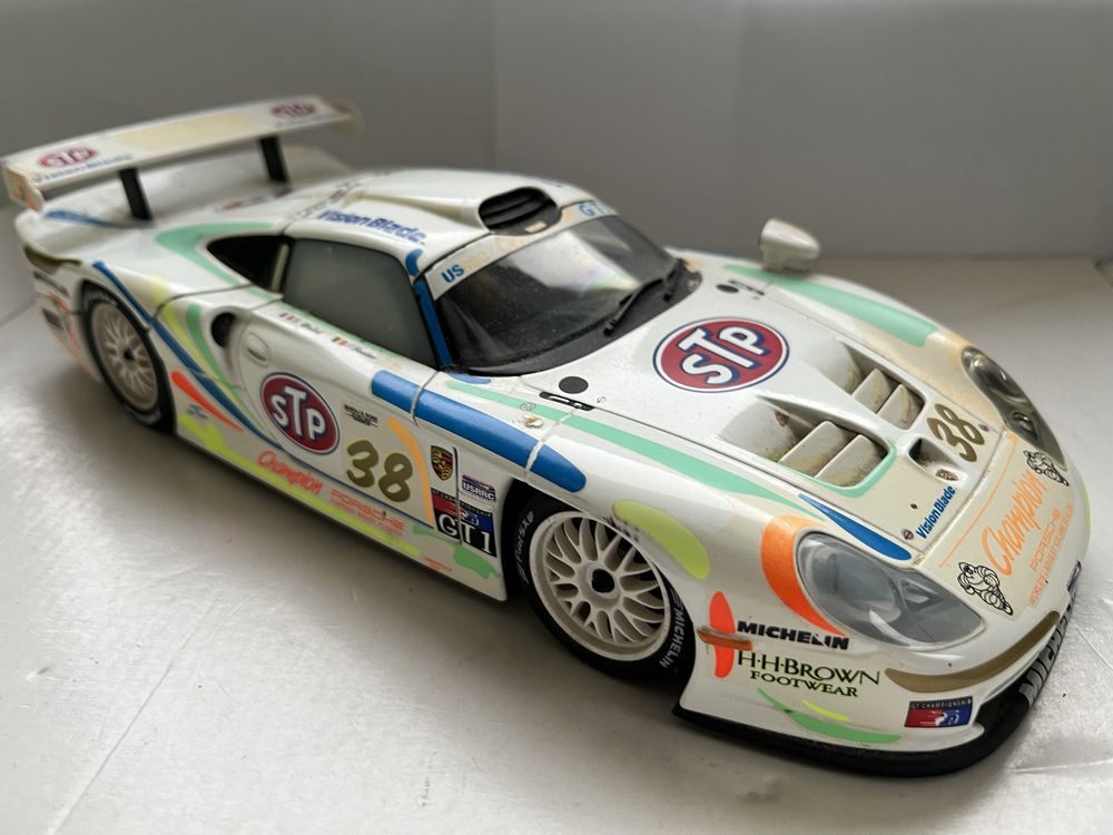 Model samochodu w skali 1:18 Porsche 911 GT1 UT Models