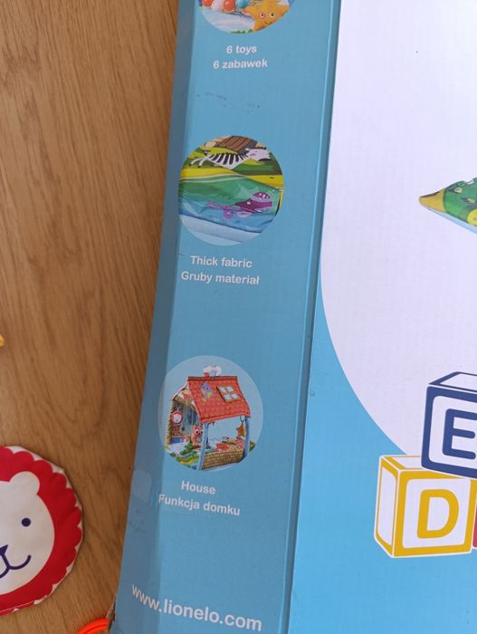Mata edukacyjna z funkcją domku