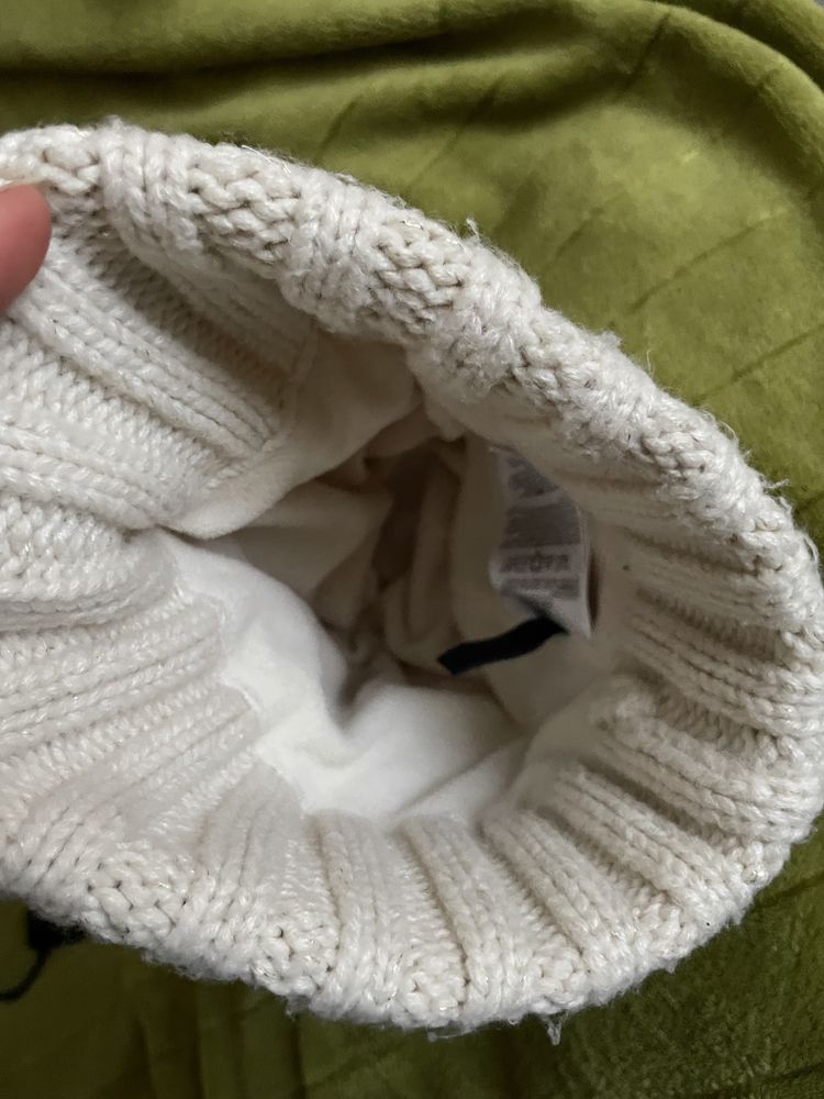 Biała czapka z pomponem GapKids