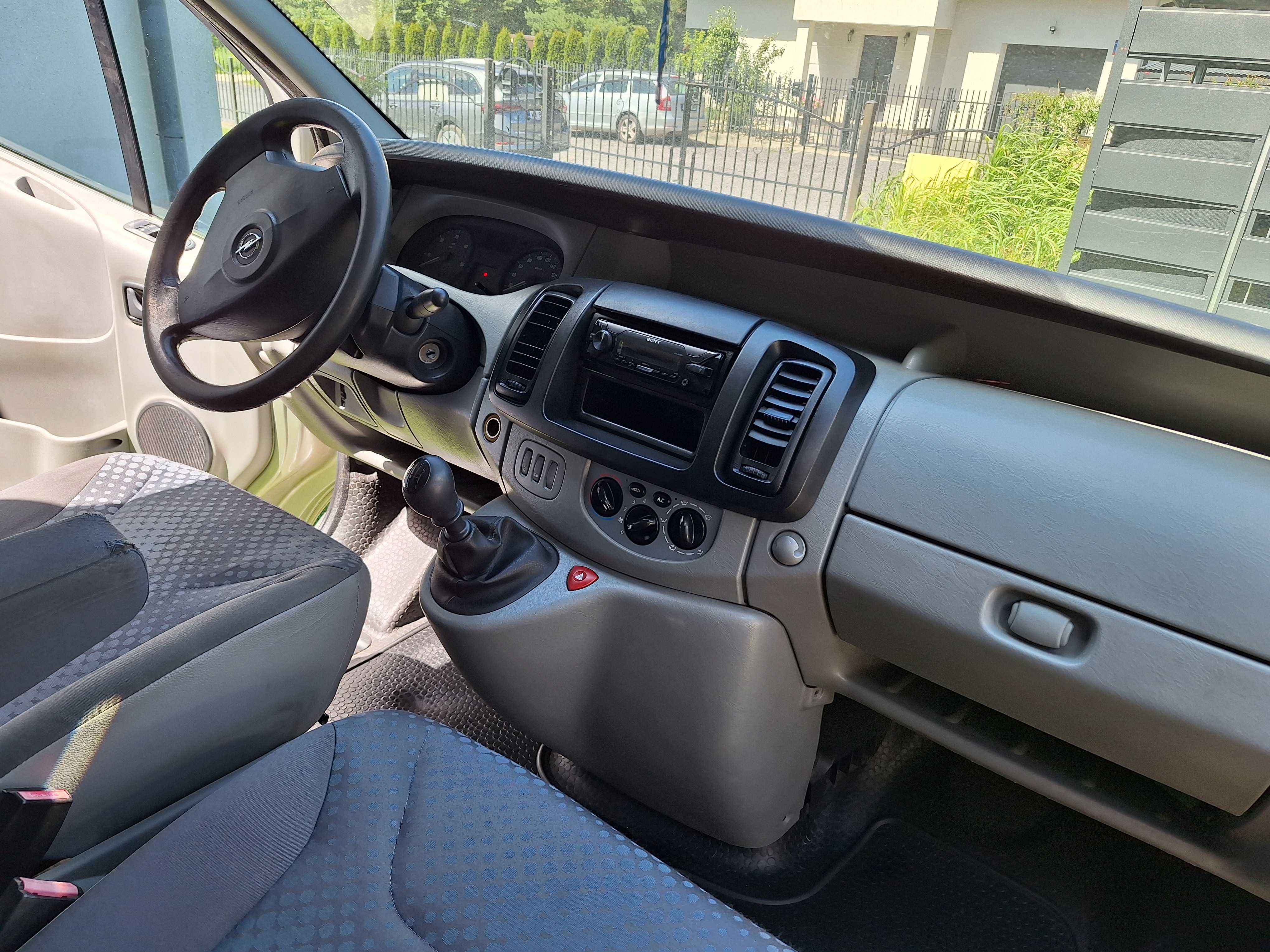 Opel Vivaro wersja long blaszak 2010