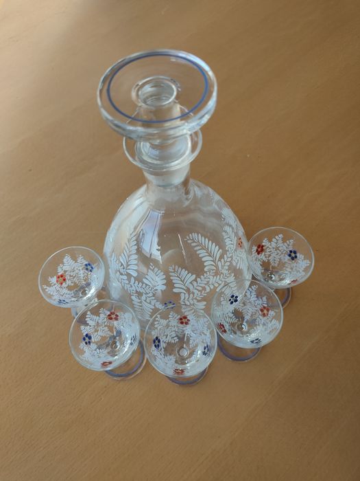 Conjunto de garrafa licoreira e copos.