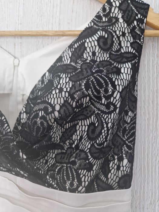 Biała sukienka z czarną koronką r. S/36