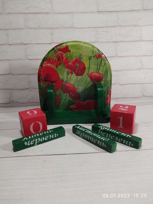 Дерев'яний вічний календар у техніці декупаж