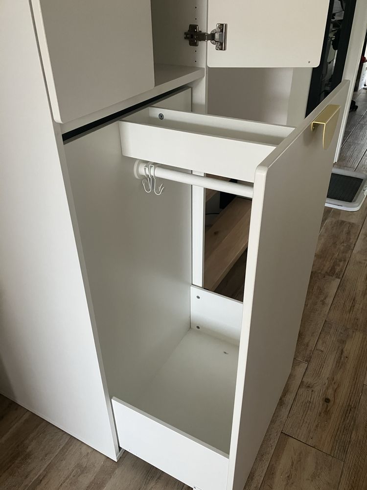 Szafa Smastad Ikea z wysuwaną szufladą i drążkiem