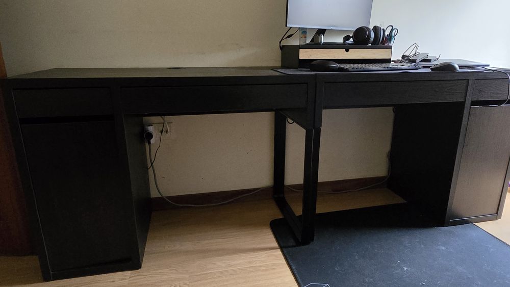 Duas secretárias de escritório Micke (IKEA)