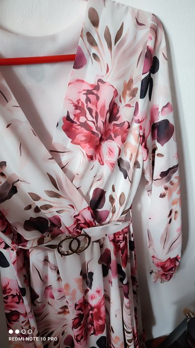 Piękna elegancka sukienka dekolt v z paskiem w talii komunia chrzest