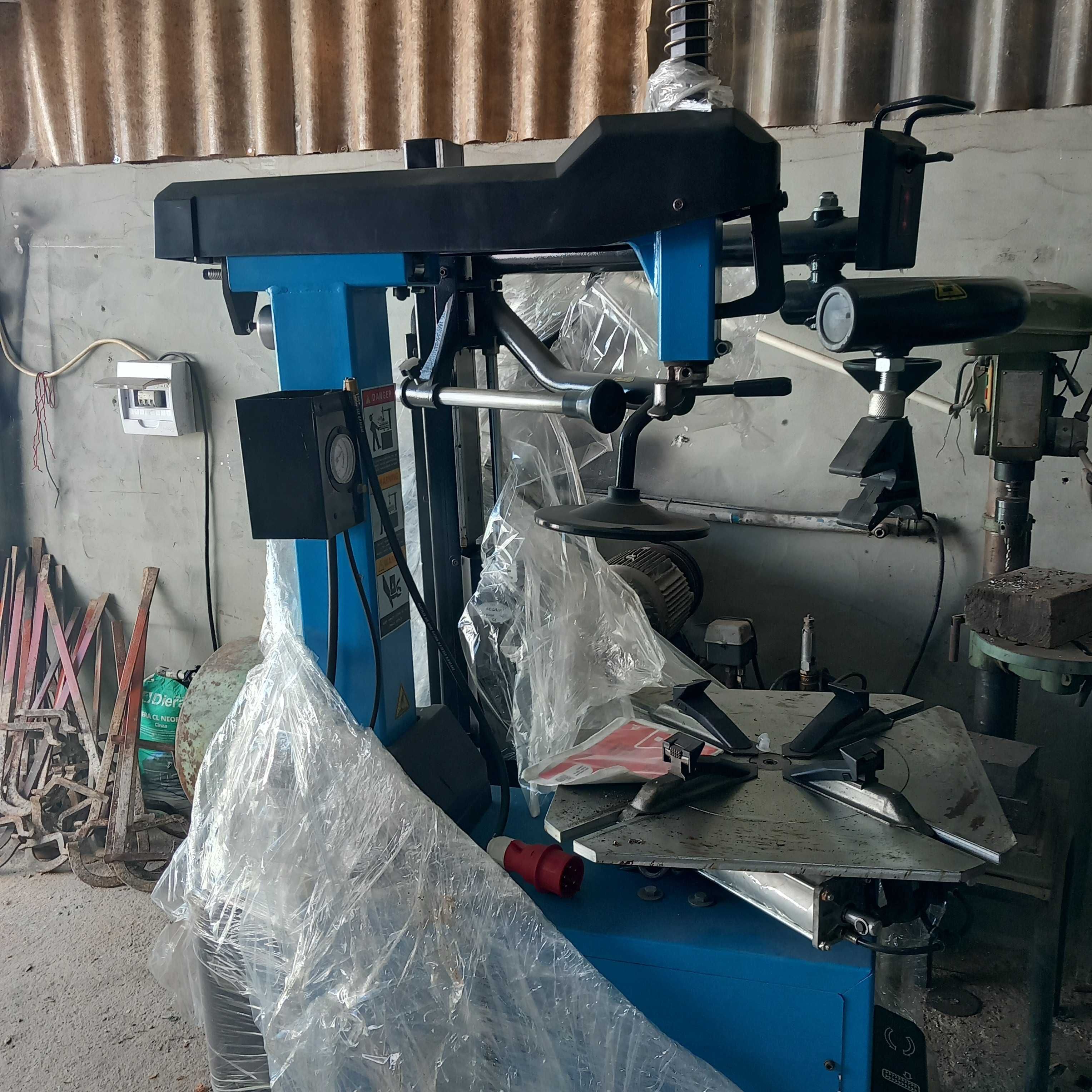 Maquina de desmontar pneus
