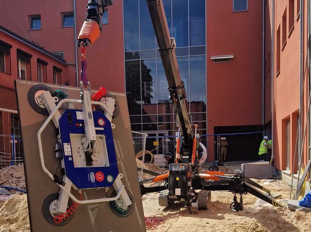 Wynajem z operatorem - mini żuraw, dźwig BG Lift M250 + wózek do szyb