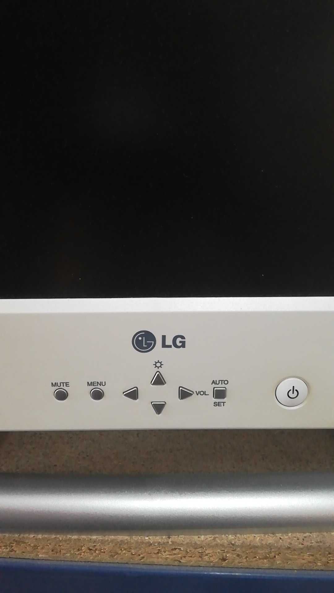 1 Monitor LG para PC de secretária