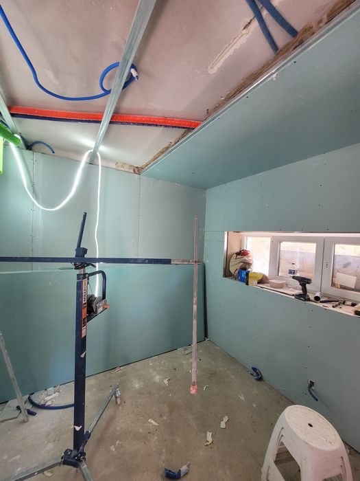 Faço pequeno  trabalho de pladur parte de barar pintura interna lixar