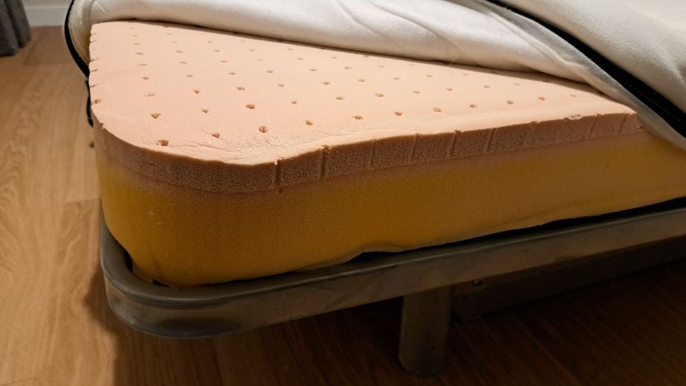 Materac lateksowy z pokrowcem Ikea Nyhamn 140x200 + stelaż