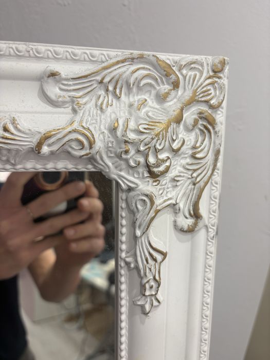 Lustro z litego drewna, biel i złoto.