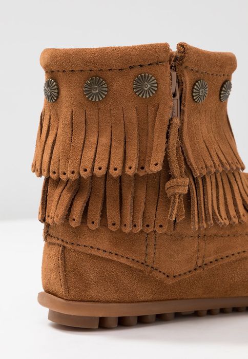 Botki zamszowe z frędzlami Minnetonka 37