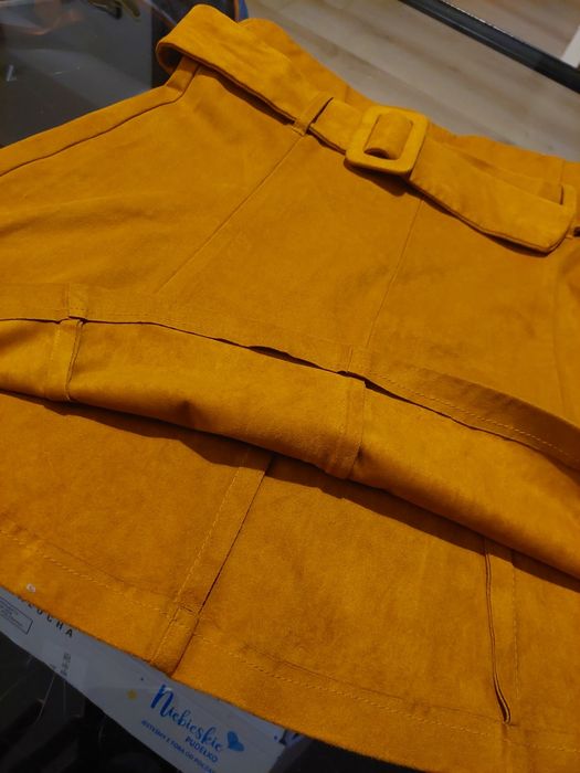 Ciepła z jesienna mini w modnym kolorze