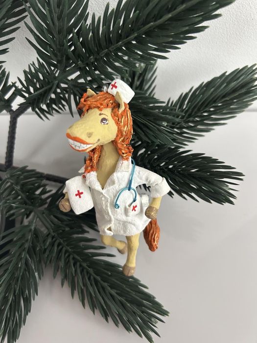 Игрушка на ёлку лошадь - медсестра