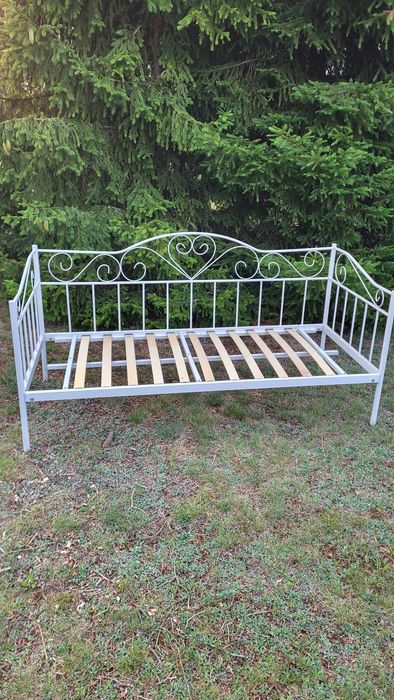 Piękne zdobione łóżko