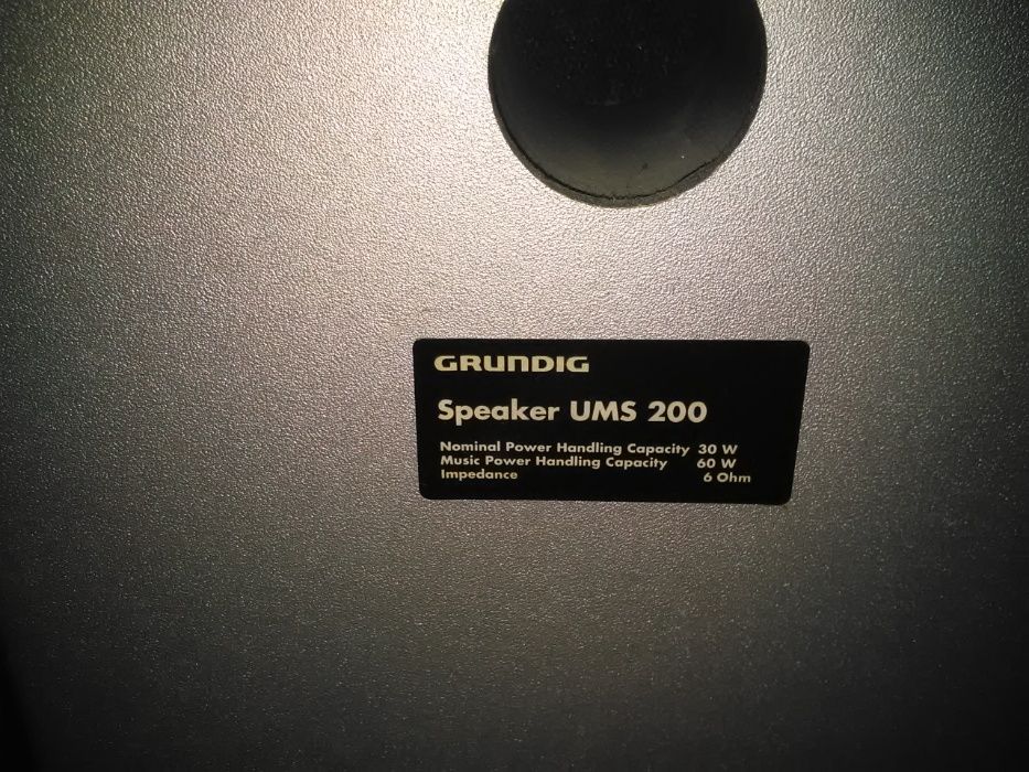 Aparelhagem Grundig c/ duas colunas